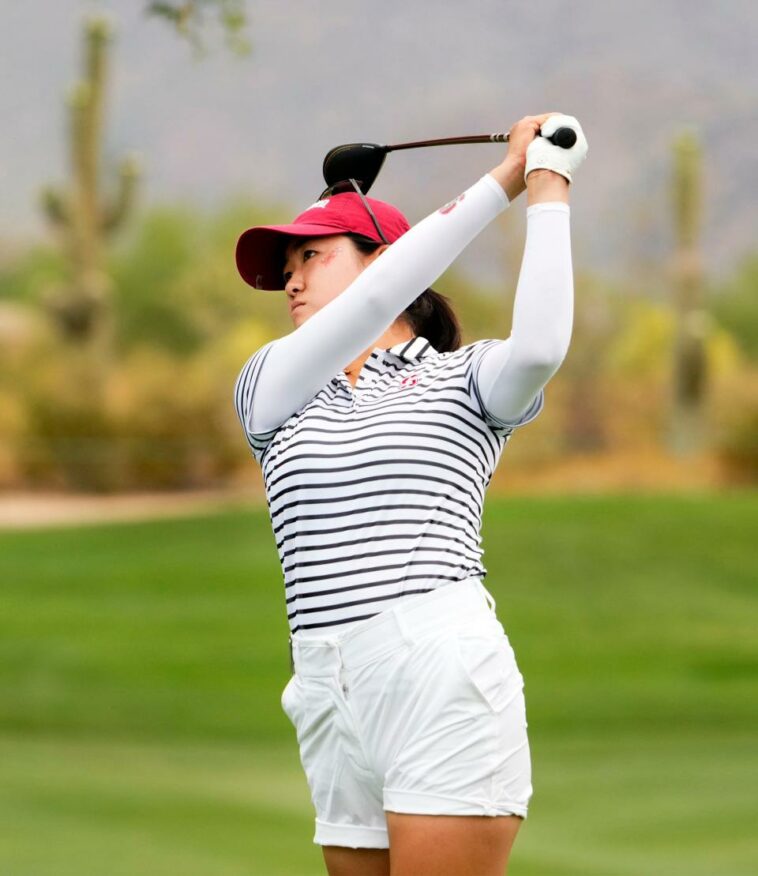 Rose Zhang de Stanford juega su golpe de salida en el hoyo 10 durante el primer día de competencia de juego por golpes en el Campeonato de Golf Femenino de la División I de la NCAA en Grayhawk Golf Club en Scottsdale el 19 de mayo de 2023.