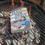 Un hincha del Tottenham reaccionó con furia quemando un libro sobre la etapa del argentino en los Spurs