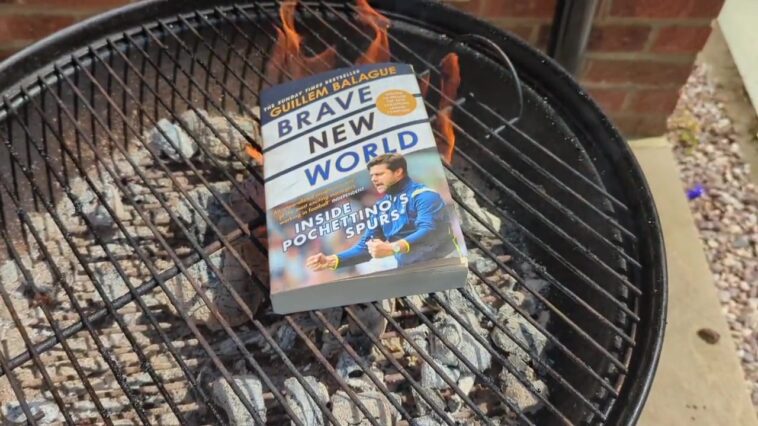 Un hincha del Tottenham reaccionó con furia quemando un libro sobre la etapa del argentino en los Spurs