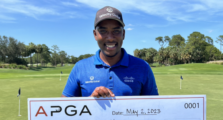 El golfista sordo Kevin Hall borra el déficit de ocho golpes para ganar el evento APGA Tour en el PGA Golf Club