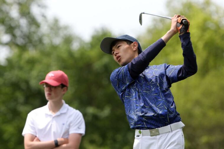 Kevin Wang de Eastchester da el primer golpe en el noveno hoyo en la Ronda 1 del torneo de golf masculino de la Sección 1 en Waccabuc Country Club el 15 de mayo de 2023.