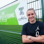 Ella Toone presenta un nuevo campo financiado por la Premier League, la FA y la Government's Football Foundation, nombrado en su honor para inspirar a las generaciones futuras