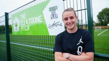 Ella Toone presenta un nuevo campo financiado por la Premier League, la FA y la Government's Football Foundation, nombrado en su honor para inspirar a las generaciones futuras