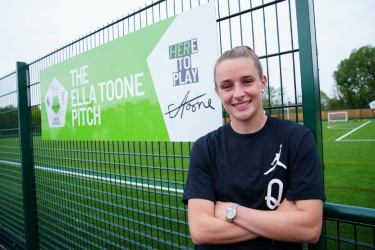 Ella Toone presenta un nuevo campo financiado por la Premier League, la FA y la Government's Football Foundation, nombrado en su honor para inspirar a las generaciones futuras