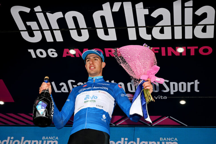 Escapada épica, primera victoria profesional: Davide Bais triunfa sobre el Gran Sasso en el Giro de Italia
