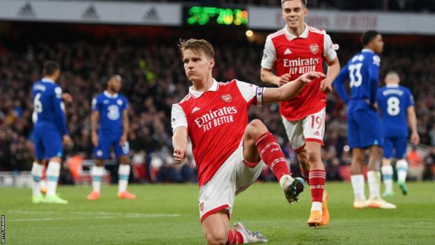 Martin Odegaard celebra su segundo gol ante el Chelsea