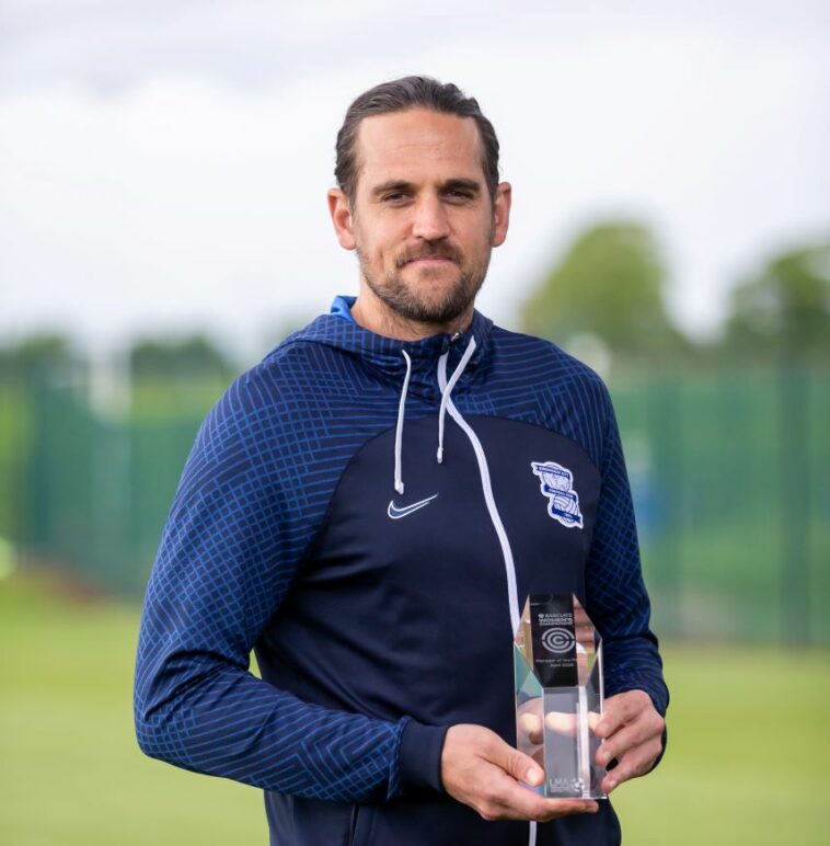 El entrenador en jefe de la ciudad de Birmingham, Darren Carter, ha sido galardonado como Gerente del Mes del Campeonato Femenino de Barclays