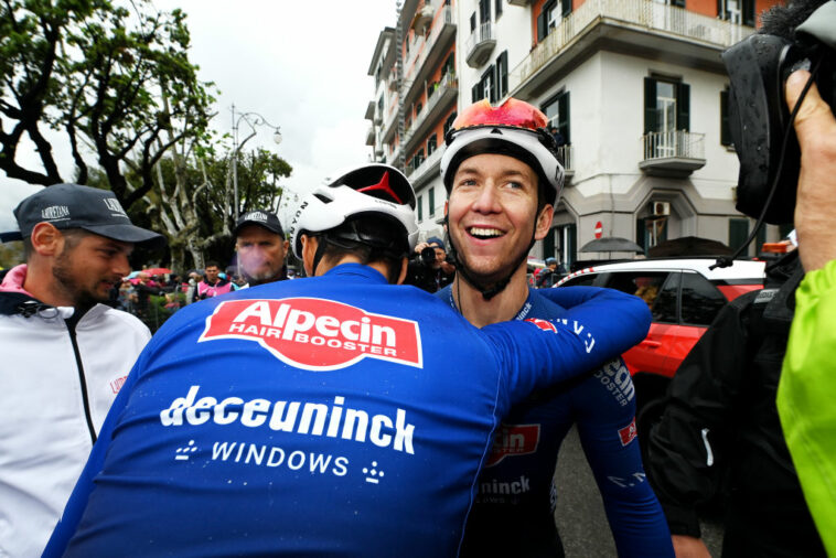 Groves sortea un accidente y una persecución tardía camino a la victoria de etapa en el Giro de Italia