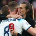 Jordan Henderson de Inglaterra celebra con la ex jugadora y experta en televisión Jill Scott