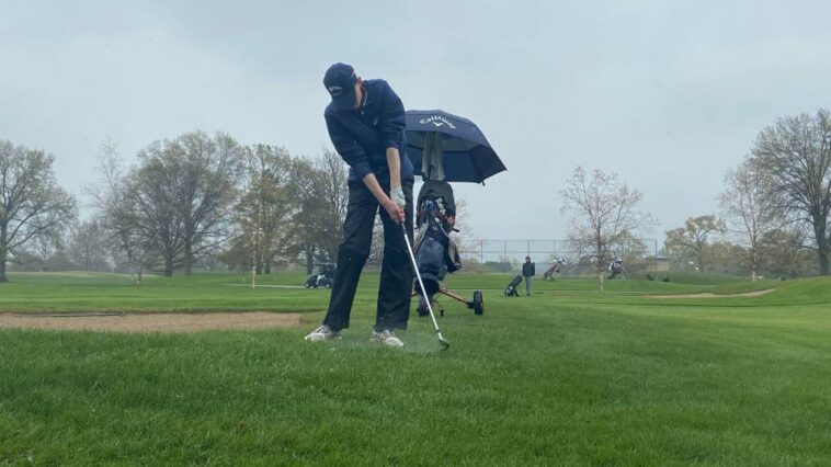 Junior Colt Rykert Frisinger obtuvo el segundo lugar en el Holt Invitational, parring 12 hoyos y hundiendo un birdie para una puntuación final de 74 en 18 hoyos.