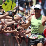 ST GEORGE, UTAH - 7 DE MAYO: Lionel Sanders de Canadá reacciona cuando se acerca a la línea de meta para quedar segundo durante el Campeonato Mundial IRONMAN 2021 el 7 de mayo de 2022 en St George, Utah.  (Foto de Tom Pennington/Getty Images para IRONMAN)