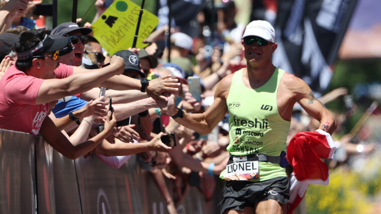 ST GEORGE, UTAH - 7 DE MAYO: Lionel Sanders de Canadá reacciona cuando se acerca a la línea de meta para quedar segundo durante el Campeonato Mundial IRONMAN 2021 el 7 de mayo de 2022 en St George, Utah.  (Foto de Tom Pennington/Getty Images para IRONMAN)