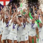 Inglaterra Mujeres levantando el trofeo Euro 2022