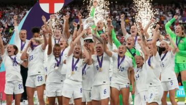 Inglaterra Mujeres levantando el trofeo Euro 2022