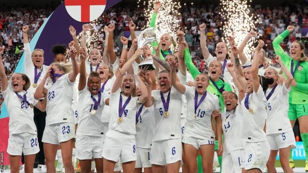 Inglaterra Mujeres levantando el trofeo Euro 2022