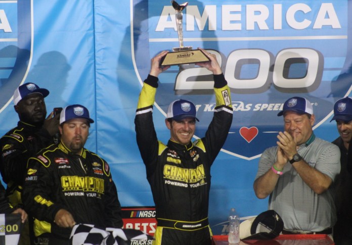 Grant Enfinger gana Kansas NASCAR Craftsman Truck Series Heart of America 200 Kansas 2023 inspección posterior a la carrera