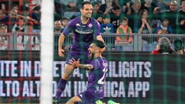 Nicolás González de Fiorentina celebra después de anotar