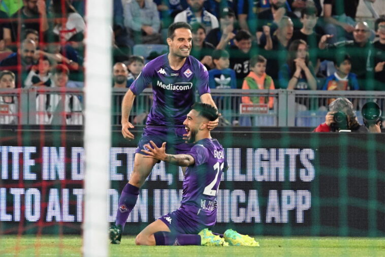 Nicolás González de Fiorentina celebra después de anotar