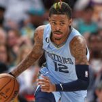 El escolta de los Memphis Grizzlies, Ja Morant, regatea el balón contra Los Angeles Lakers.