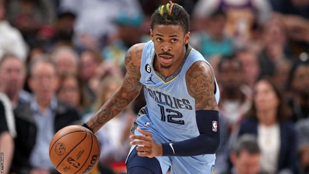 El escolta de los Memphis Grizzlies, Ja Morant, regatea el balón contra Los Angeles Lakers.