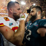 Jason y Travis Kelce comparten una versión sorprendente de la controvertida decisión de programación del jueves de la NFL