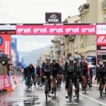 Jay Vine restablece las ambiciones del Giro de Italia después de congelarse bajo la lluvia