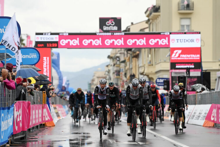 Jay Vine restablece las ambiciones del Giro de Italia después de congelarse bajo la lluvia