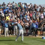 Jon Rahm aterriza en el octavo hoyo en el Pete Dye Stadium Course en PGA West durante The American Express en La Quinta, California, el 21 de enero de 2023.