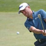 Justin Thomas salta al green en el 13 durante su ronda de práctica en el Campeonato de la PGA en Oak Hill Country Club el lunes 15 de mayo de 2023.