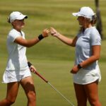 Kaitlyn Schroeder (derecha) de Jacksonville se combinó con Bailey Shoemaker (izquierda) para llegar a la final del US Amateur Four-Ball 2022 en el Grand Reserve Golf Club en Rio Grande, Puerto Rico.  Los dos fueron comemedallistas en el juego por golpes y ganaron su primer partido este año en Washington.