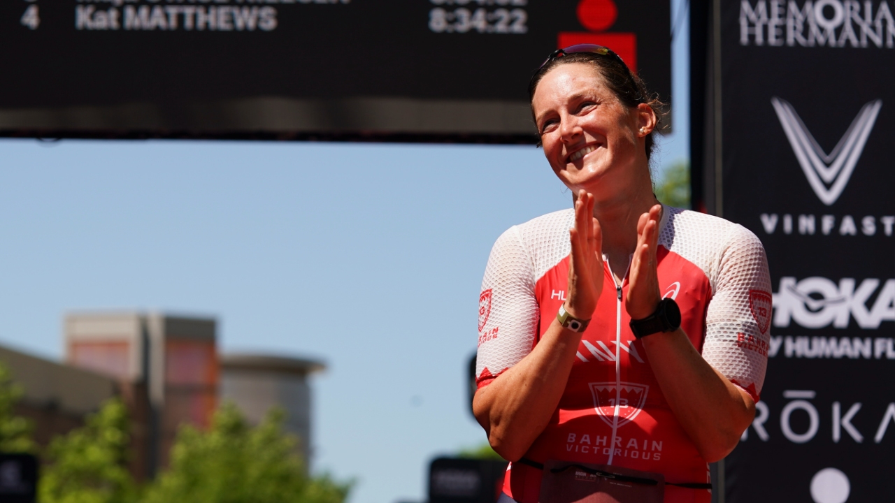 Kat Matthews se lleva los aplausos en el IRONMAN Texas 2023 [Photo credit: Kyle Rivas / Getty Images for IRONMAN]