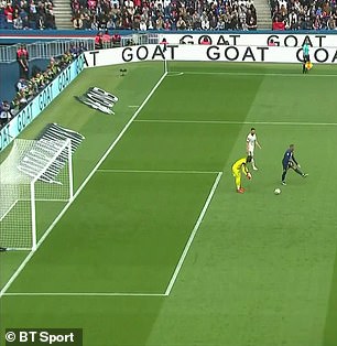 Kylian Mbappé empató en el primer tiempo tras un error del portero del Lorient, Yvon Mvogo