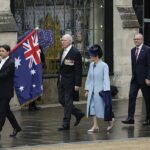 Sam Kerr llevó la bandera australiana de su país en la coronación del rey Carlos III y la reina Camila el sábado.