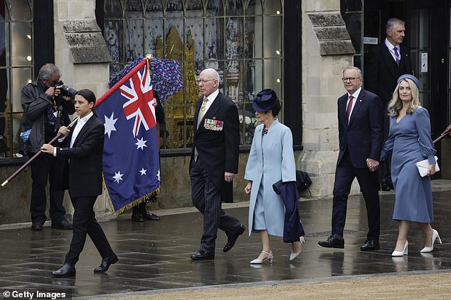Sam Kerr llevó la bandera australiana de su país en la coronación del rey Carlos III y la reina Camila el sábado.