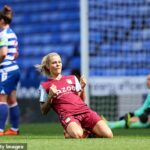 La delantera del Aston Villa Rachel Daly (centro) está a punto de ganar la bota de oro de esta temporada