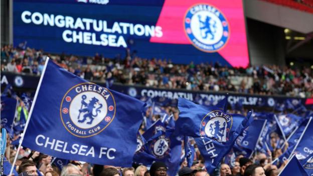 Aficionados del Chelsea celebran tras la final de la Copa FA Femenina