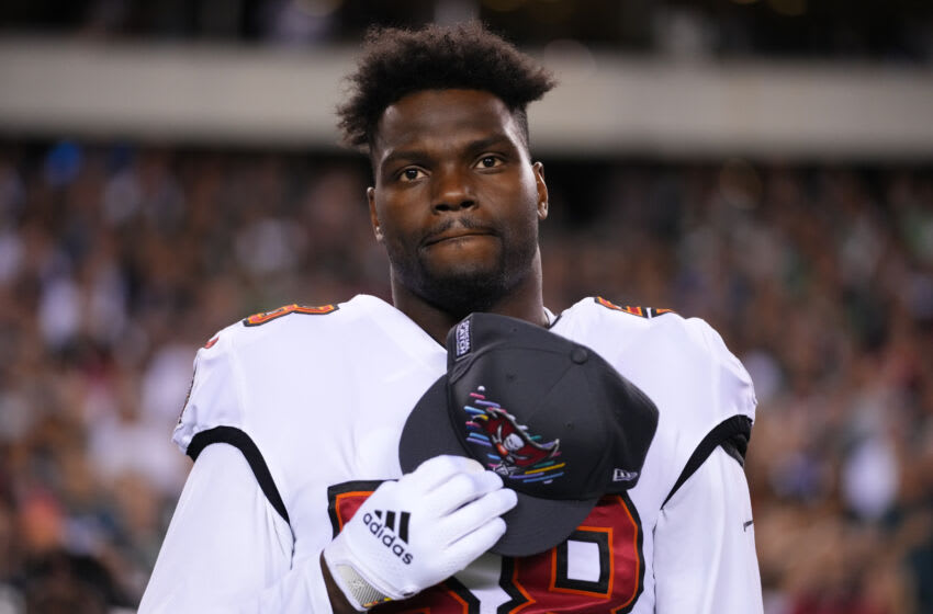 Shaquil Barrett #58 de los Tampa Bay Buccaneers durante el himno nacional antes de un partido de la NFL contra los Philadelphia Eagles en el Lincoln Financial Field el 14 de octubre de 2021 en Filadelfia, Pensilvania.  (Foto de Cooper Neill/Getty Images)