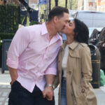 John Cena y su esposa Shay Shariatzadeh embalados en el PDA en Londres