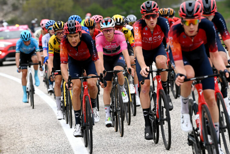 La presión de Ineos aísla a Remco Evenepoel en la primera etapa de montaña del Giro de Italia