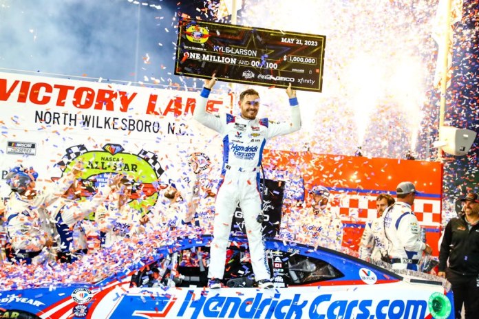 Larson gana la copa Regreso a North Wilkesboro