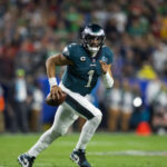 12 de febrero de 2023;  Glendale, Arizona, Estados Unidos;  El mariscal de campo de los Philadelphia Eagles, Jalen Hurts (1), contra los Kansas City Chiefs durante el Super Bowl LVII en el State Farm Stadium.  Crédito obligatorio: Mark J. Rebilas-USA TODAY Sports