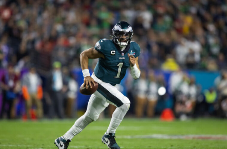 12 de febrero de 2023;  Glendale, Arizona, Estados Unidos;  El mariscal de campo de los Philadelphia Eagles, Jalen Hurts (1), contra los Kansas City Chiefs durante el Super Bowl LVII en el State Farm Stadium.  Crédito obligatorio: Mark J. Rebilas-USA TODAY Sports