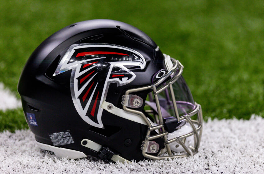 18 de diciembre de 2022;  Nueva Orleans, Luisiana, Estados Unidos;  Vista general de un casco de los Atlanta Falcons durante el calentamiento contra los New Orleans Saints en el Caesars Superdome.  Crédito obligatorio: Stephen Lew-USA TODAY Sports