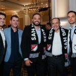 San Diego recibió el equipo de Expansión de la MLS el jueves con un grupo propietario liderado por el multimillonario egipcio Mohamed Mansour (segundo a la derecha) para hacerse cargo del club.