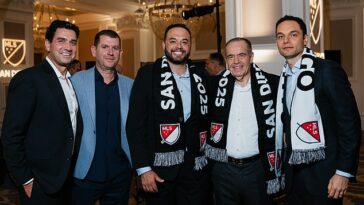 San Diego recibió el equipo de Expansión de la MLS el jueves con un grupo propietario liderado por el multimillonario egipcio Mohamed Mansour (segundo a la derecha) para hacerse cargo del club.