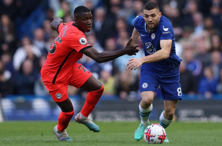 Mateo Kovacic, a la derecha, entrará en el último año de su contrato con el Chelsea este verano