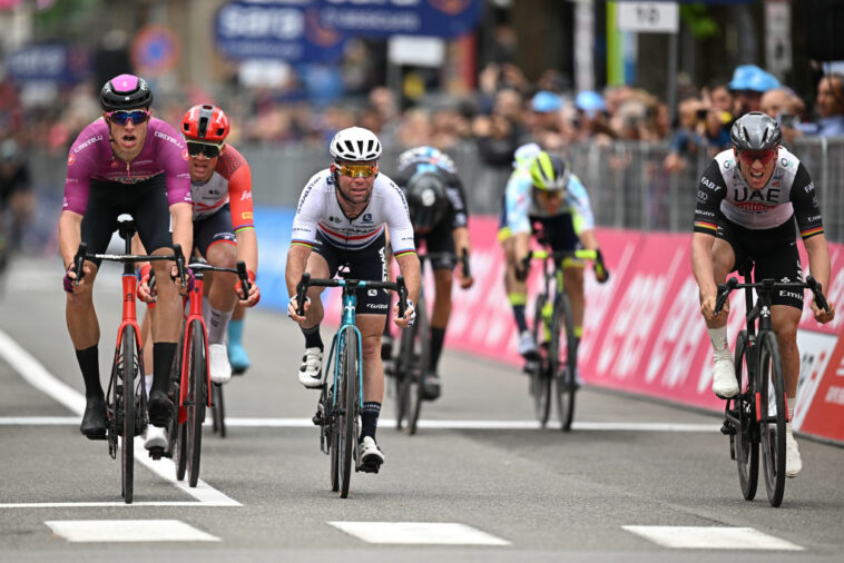 Mark Cavendish se acerca en el Giro de Italia después de que Astana Qazaqstan vuelva a unirse