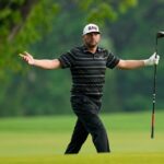 Michael Block reacciona a su tiro en el hoyo 17 durante la tercera ronda del torneo de golf PGA Championship en Oak Hill Country Club el sábado 20 de mayo de 2023 en Pittsford, NY