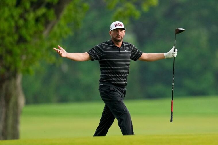 Michael Block reacciona a su tiro en el hoyo 17 durante la tercera ronda del torneo de golf PGA Championship en Oak Hill Country Club el sábado 20 de mayo de 2023 en Pittsford, NY