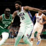 Joel Embiid de los Philadelphia 76ers defiende a Jaylen Brown de los Boston Celtics